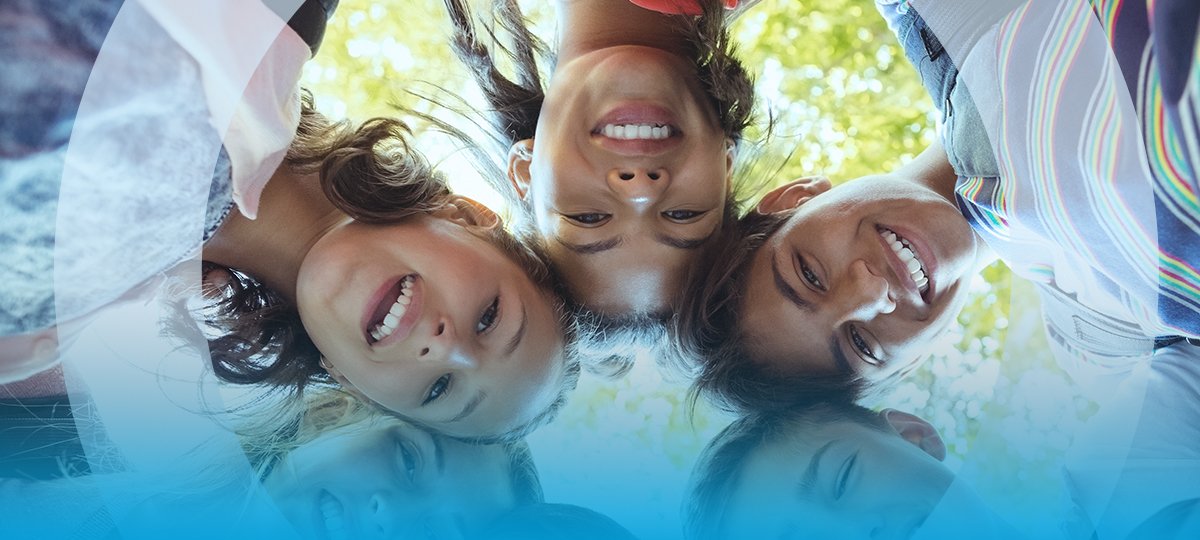 Grafica di copertina del webinar Futuro in Circolo con dei bambini in cerchio nella natura