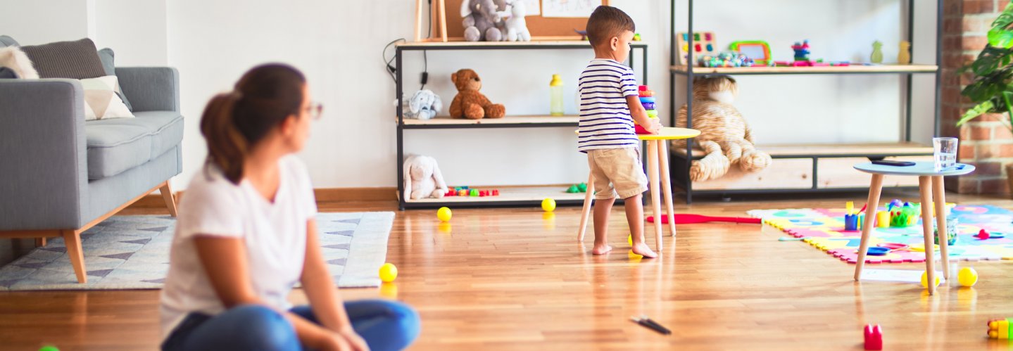 Come incoraggiare i bambini a partecipare ai lavori manuali quando non amano il disordine?