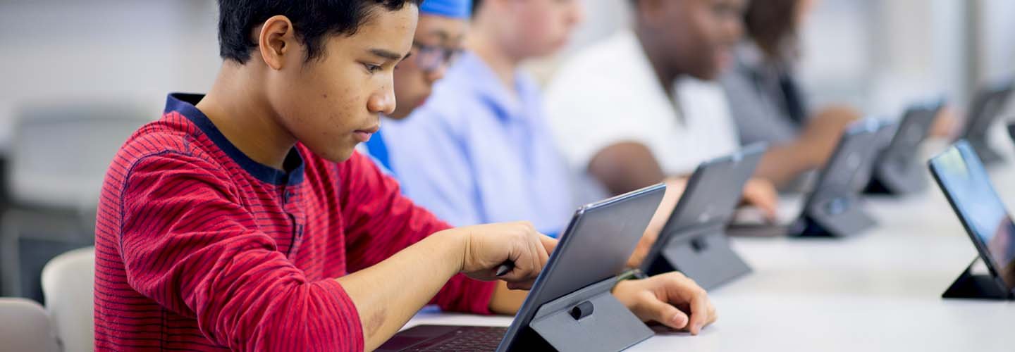 Il 15 marzo scade il bando "Scuola Connessa": cos'è e come si può iscrivere la propria scuola