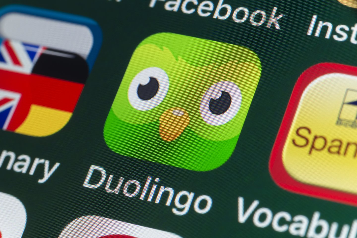 Immagine di copertina dell'articolo su Duolingo e il peer to peer con le icone di alcune applicazioni tra cui quella di Duolingo