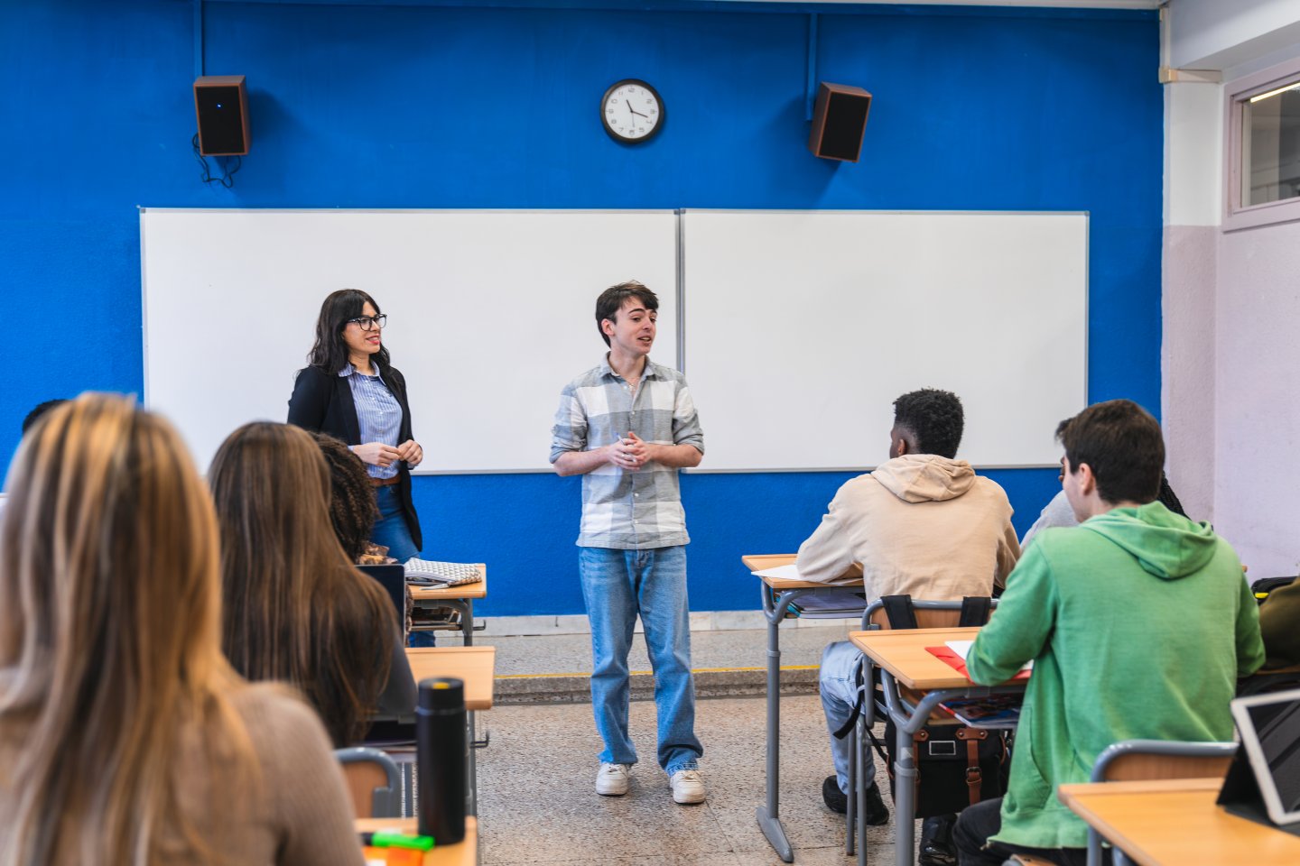 Immagine di copertina dell'articolo sul public speaking con uno studente che espone oralmente una lezione davanti alla classe