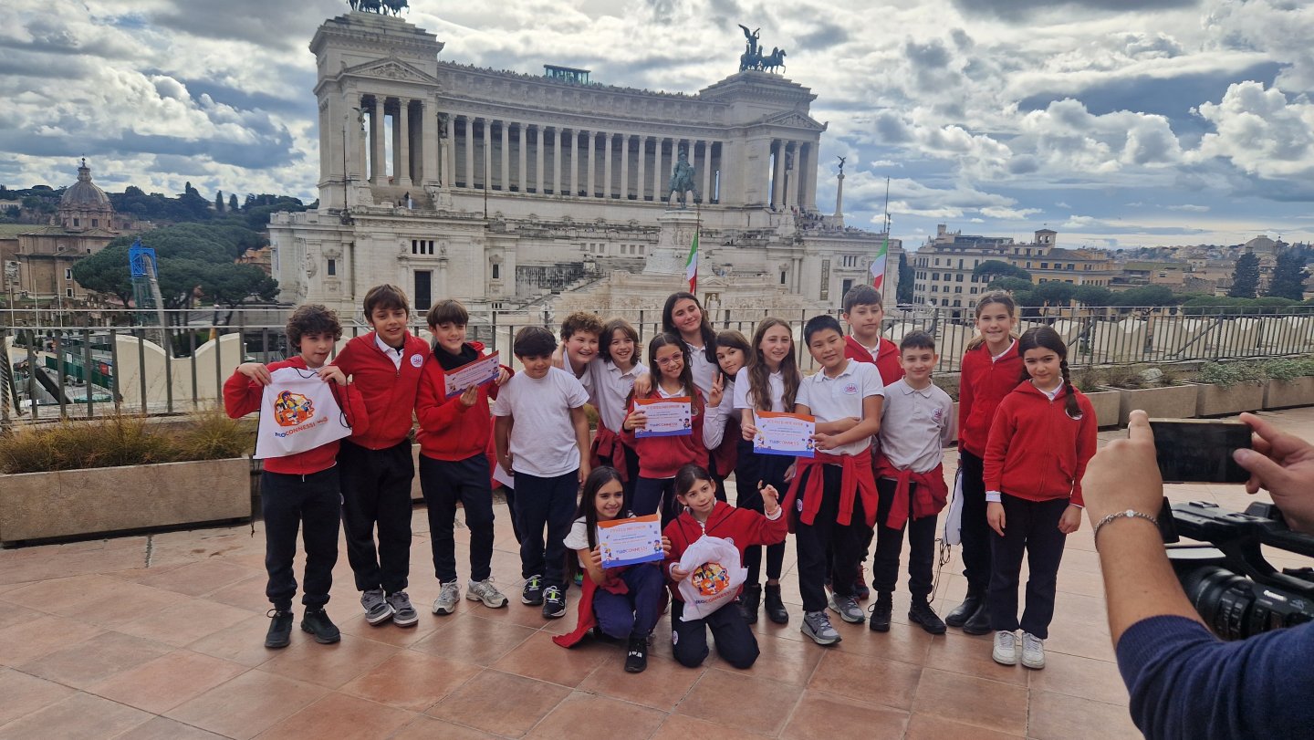 Immagine di copertina dell'articolo sul Safer Internet Day con i bambini che hanno partecipato all'iniziativa di NeoConnessi