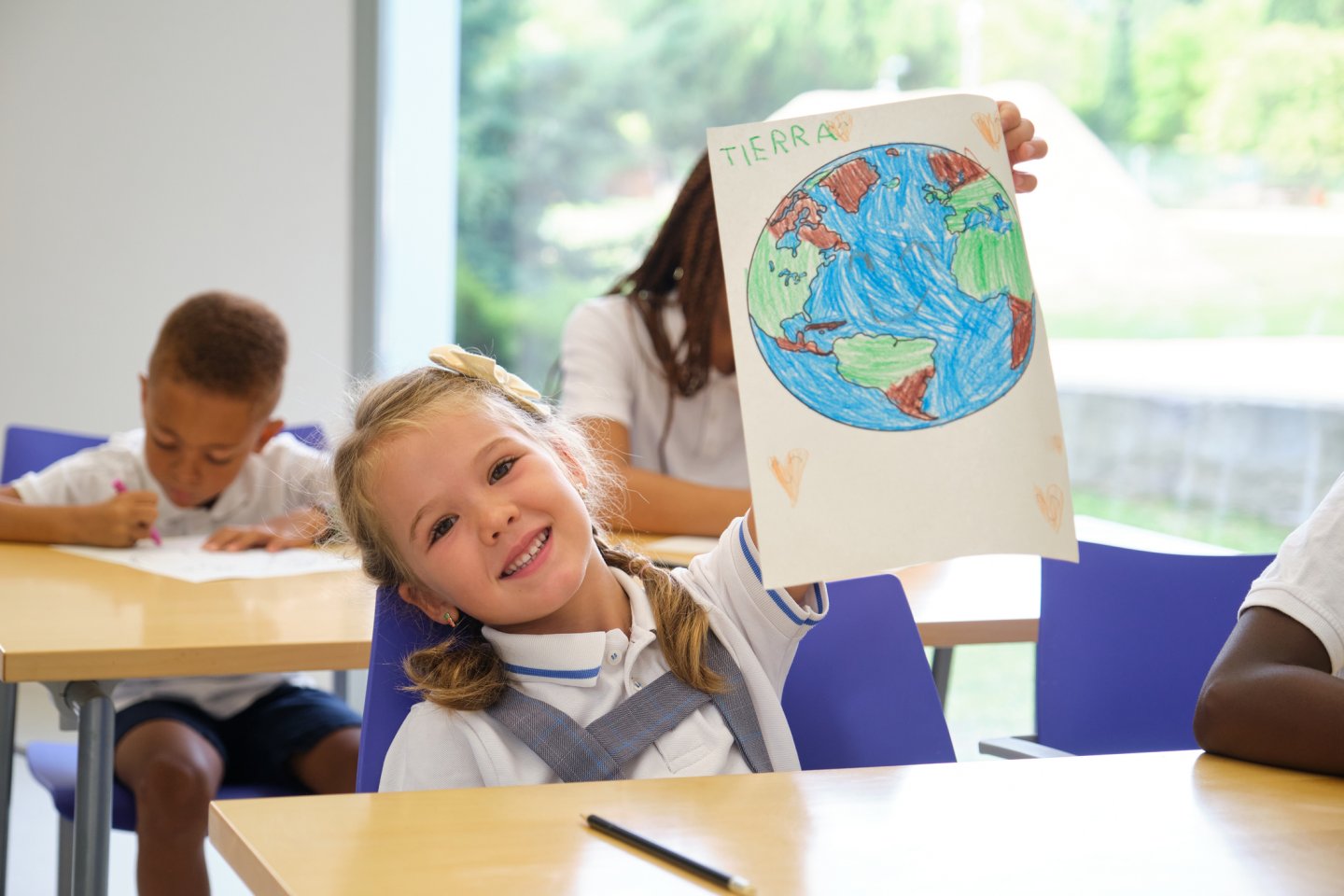 Immagine di anteprima per il world youth skill day bambini a scuola che mostrano un mondo disegnato