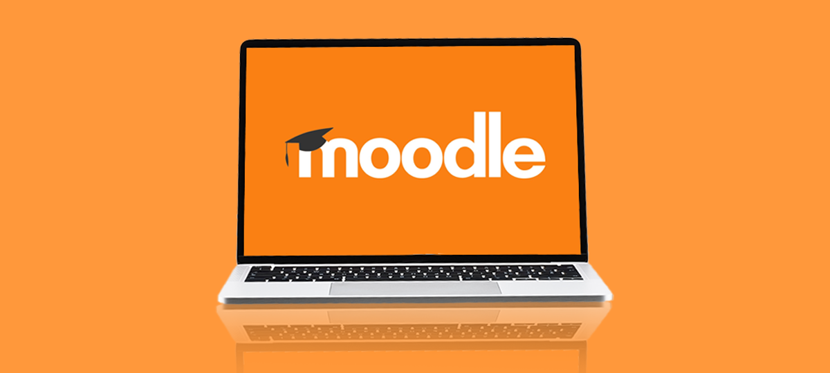 Computer portatile con logo Moodle, piattaforma LMS utilizzata per la didattica digitale