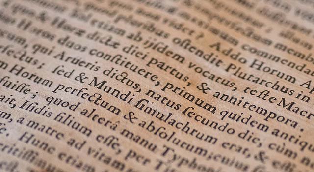 Primo piano di un antico testo stampato in lingua latina