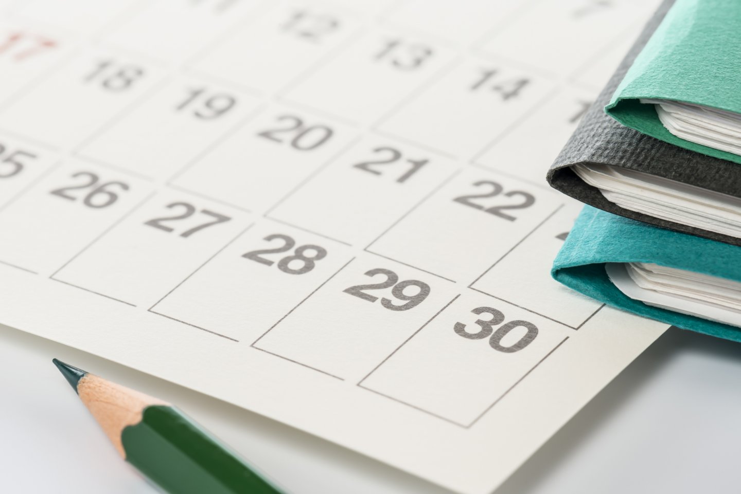 Calendario scolastico 2026 2027 con quaderni e matita su un calendario da tavolo