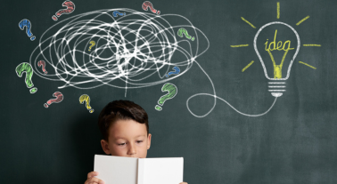 Bambino legge un libro davanti a una lavagna con idee, domande e lampadina che rappresentano la metacognizione