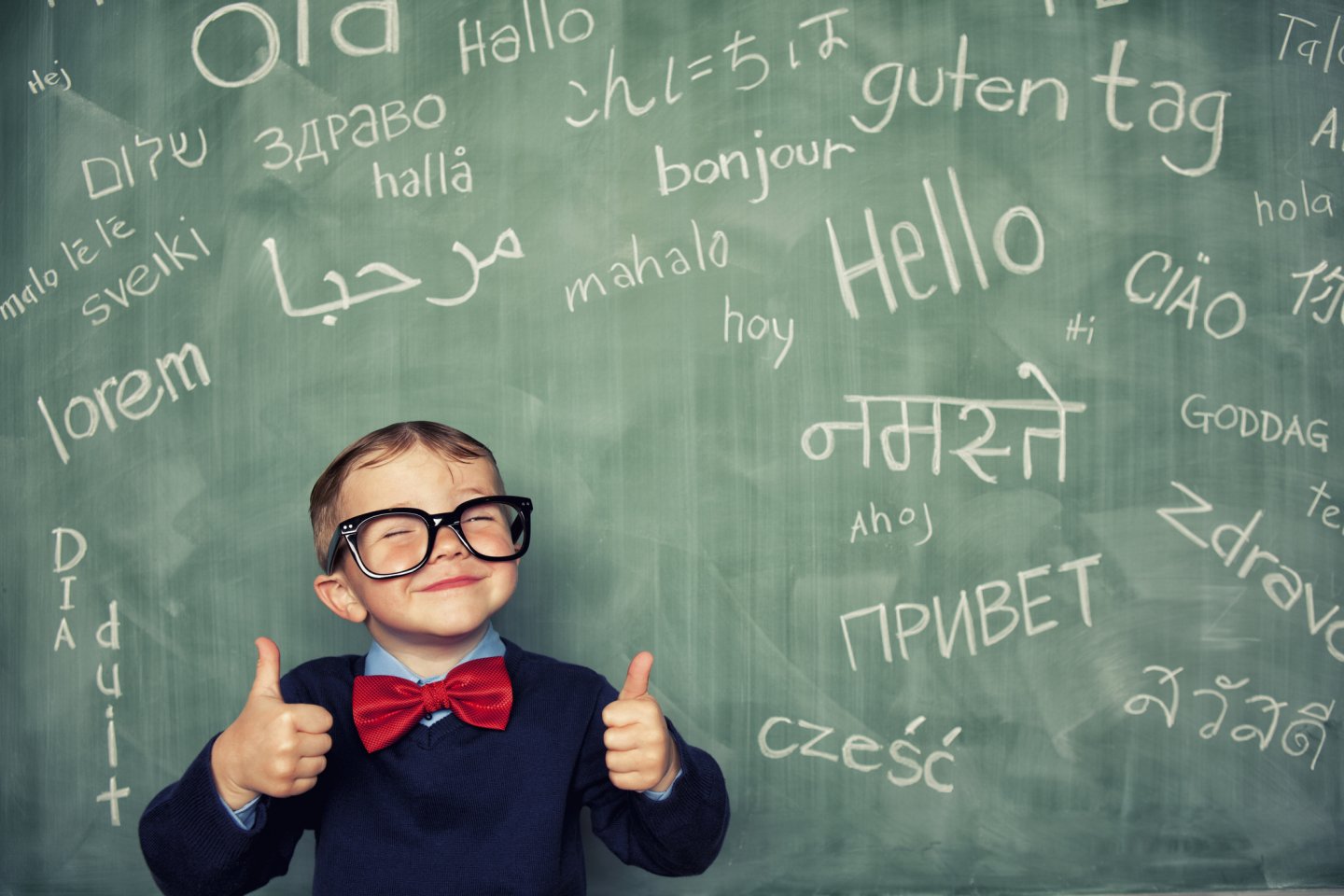 Studentesse e studenti impegnati in un'attività scolastica dedicata alle lingue e al dialogo interculturale