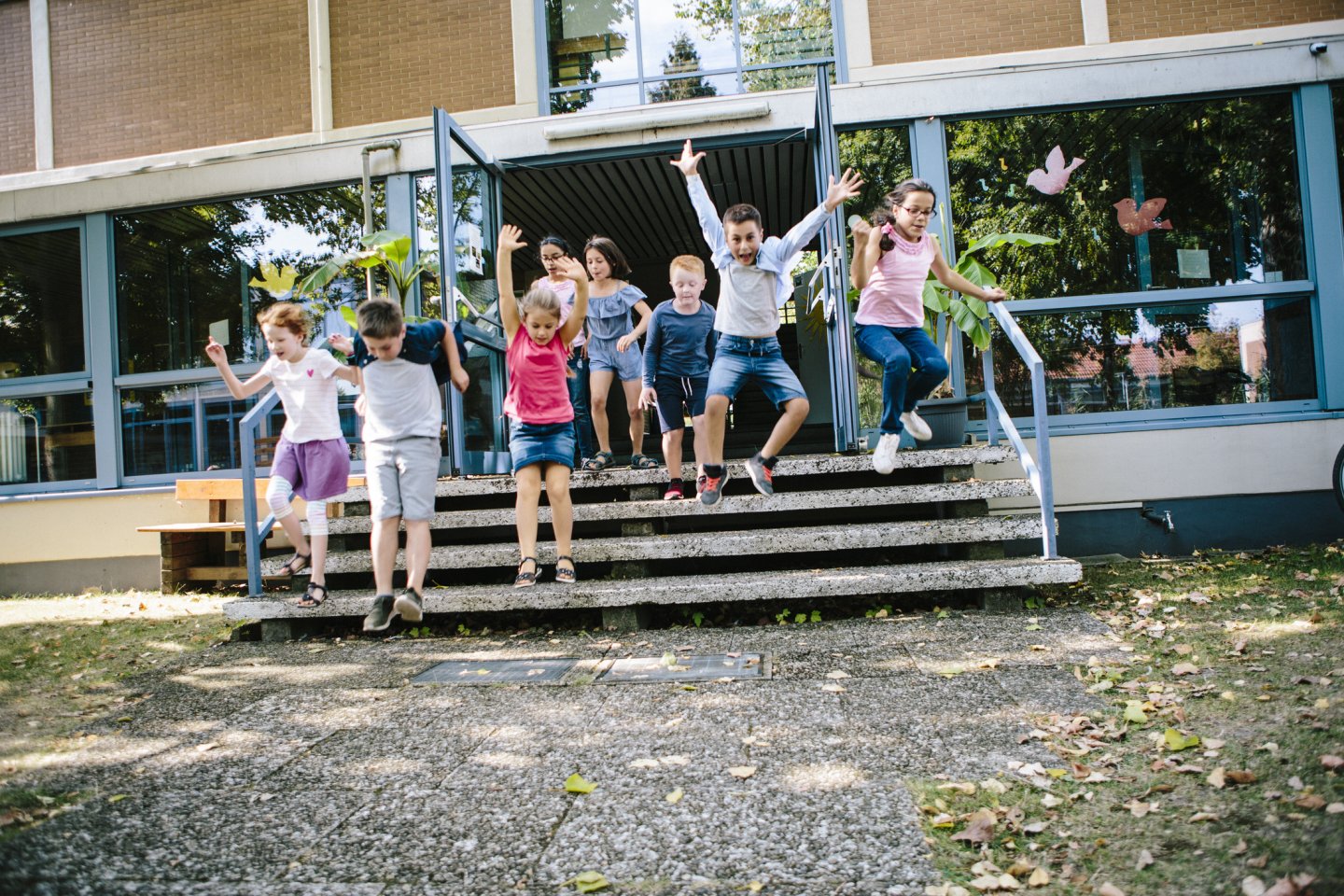 Bambini e bambine svolgono attività motoria all’aperto durante la Settimana Europea dello Sport
