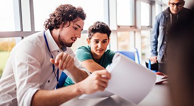 Docente accompagna studenti della scuola secondaria di primo grado in un'attività di orientamento e riflessione sul futuro