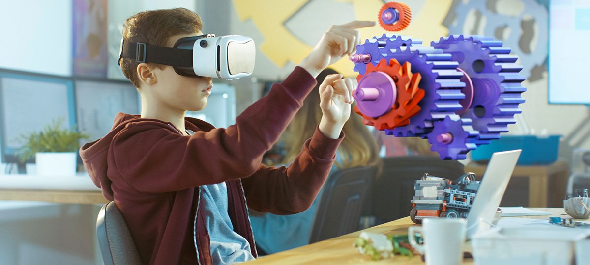 Studentessa utilizza un visore di realtà virtuale durante un'attività didattica basata sulla gamification