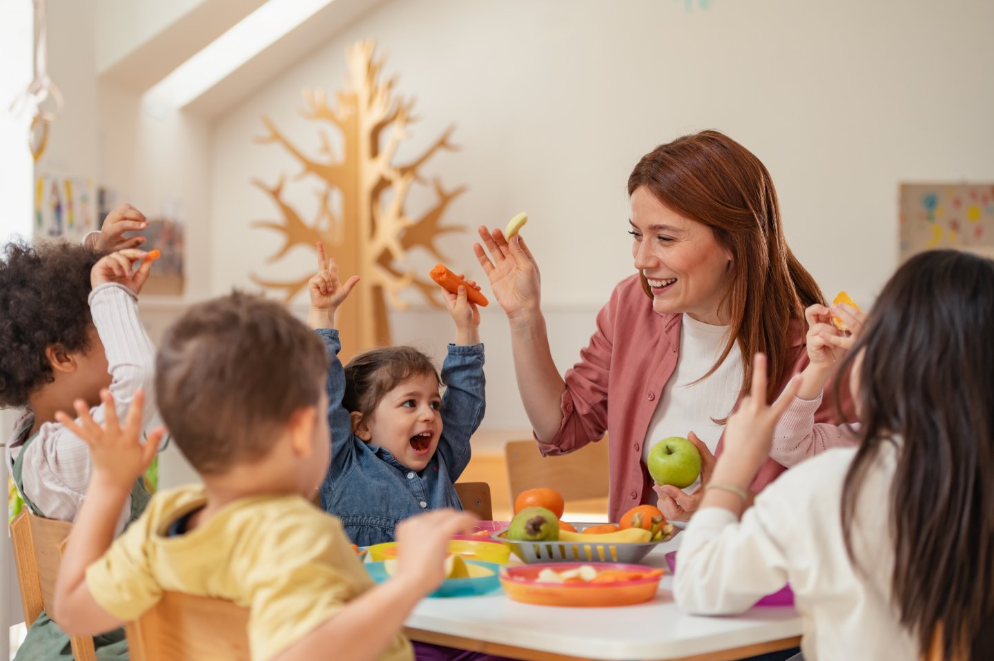 Alimenti freschi e ingredienti diversi disposti su un tavolo per rappresentare l’educazione alimentare e la varietà del cibo.