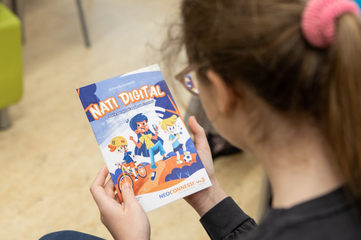Grafica di copertina del progetto di educazione digitale neoconnessi kids con libro per bambini