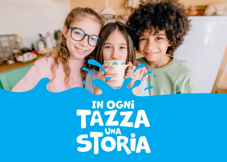 Tre bambini sorridenti in cucina, uno dei quali tiene in mano una tazza di latte, con la grafica azzurra e il titolo del progetto “In ogni tazza una storia”.